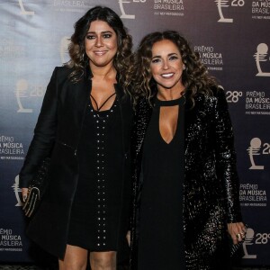 Daniela Mercury optou pela elegância da cor preta e ornou a produção com um casaco brilhante, vestido decotado Tufi Duek e bota