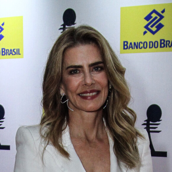 Em 2016, Maitê Proença optou por completar o look com acessórios e sapato preto e cabelos soltos