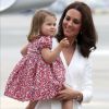 O look branco de Kate Middleton deu destaque à estampa floral do vestido da princesa Charlotte durante chegada a Varsóvia, na Polônia, em 17 de julho de 2017