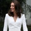 Kate Middleton desembarcou em Varsóvia, na Polônia, com look branco peplum Alexander McQueen em 17 de julho de 2017