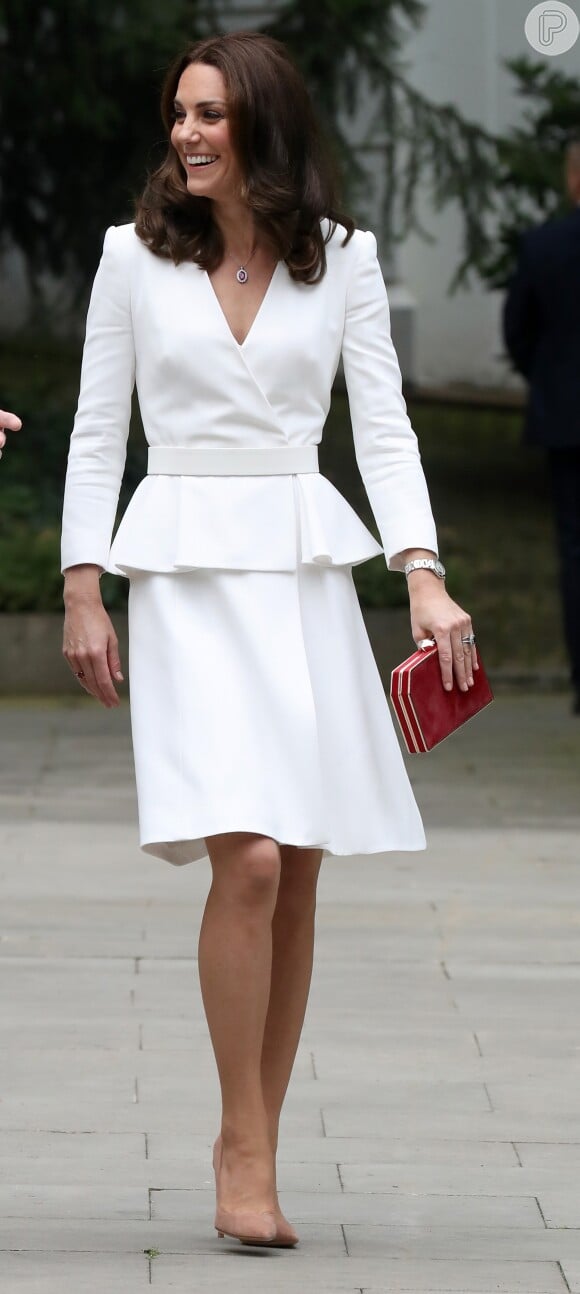 Kate Middleton desembarcou em Varsóvia, na Polônia, com look branco peplum Alexander McQueen em 17 de julho de 2017