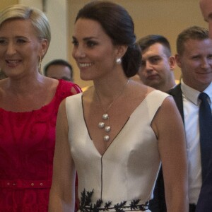 Kate Middleton supreeendeu ao usar vestido fashionista da estilista polonesa Gosia Baczyńska 