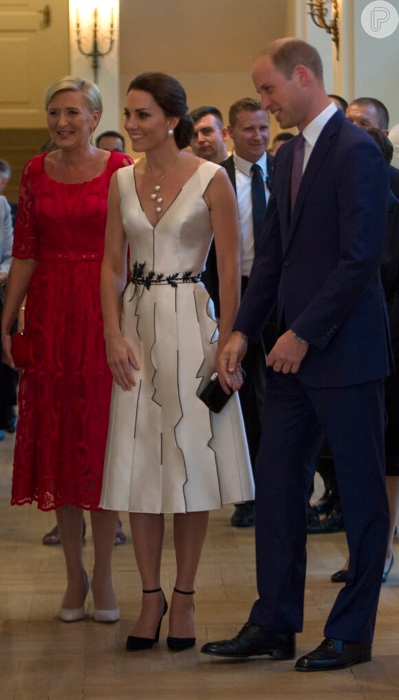 Kate Middleton supreeendeu ao usar vestido fashionista da estilista polonesa Gosia Baczyńska 