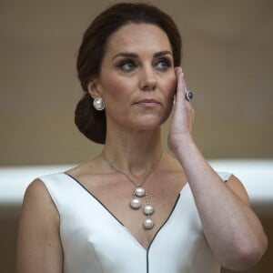 A criação de Gosia Baczyńska foi complementada por Kate Middleton com brincos de pérola Balenciaga e colar de pérolas assimétrico