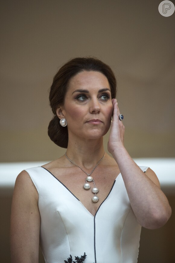 A criação de Gosia Baczyńska foi complementada por Kate Middleton com brincos de pérola Balenciaga e colar de pérolas assimétrico