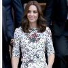 Kate Middleton apostou em estampa floral com um conjunto de blusa e saia durante viagem à Polônia em 18 de julho de 2017