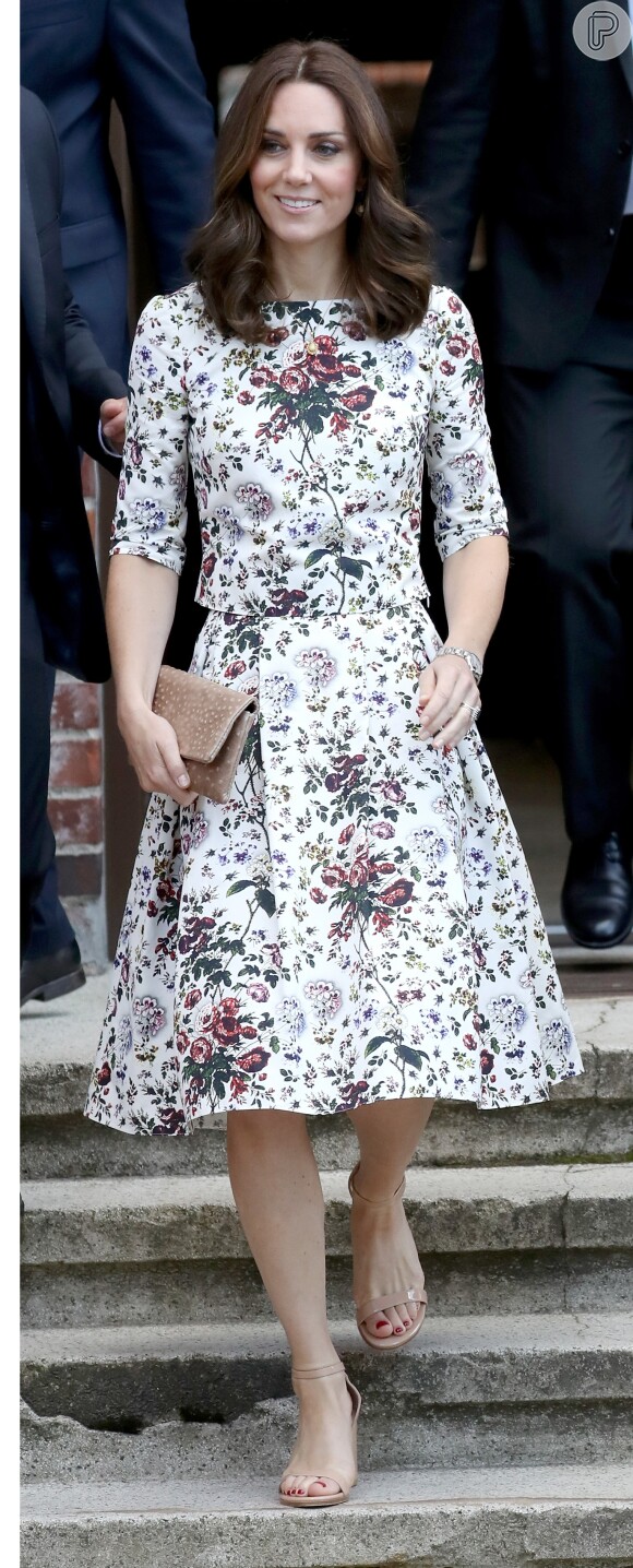 Kate Middleton apostou em estampa floral com um conjunto de blusa e saia durante viagem à Polônia em 18 de julho de 2017