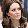 Kate Middleton apostou em brincos e colar dourados