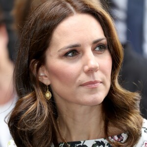 Kate Middleton apostou em brincos e colar dourados