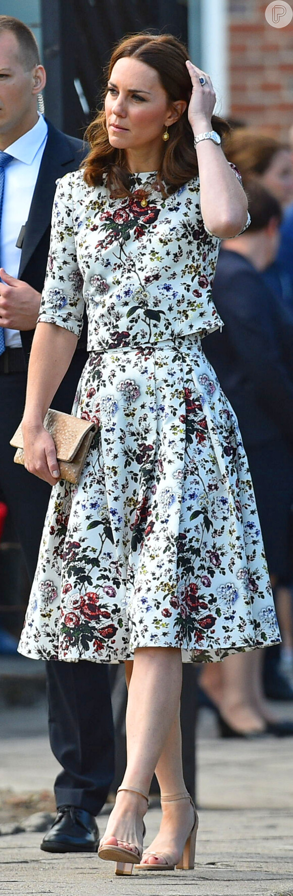 Kate Middleton complementou o look floral com acessórios nude