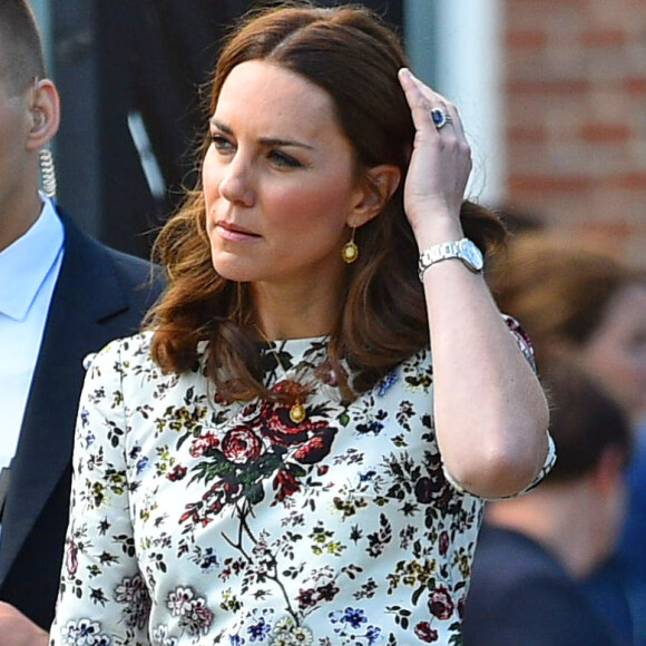 Kate Middleton complementou o look floral com acessórios nude