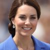 Kate Middleton investiu em joias Kiki McDonough: o colar de topázio azul com ouro branco está à venda por £1,166.67, aproximadamente R$ 4.796, e os brincos em ouro branco com topázio azul e diamantes custam £ 2,916.67, o equivalente a R$ 11.990.