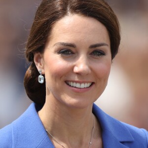 Kate Middleton investiu em joias Kiki McDonough: o colar de topázio azul com ouro branco está à venda por £1,166.67, aproximadamente R$ 4.796, e os brincos em ouro branco com topázio azul e diamantes custam £ 2,916.67, o equivalente a R$ 11.990.