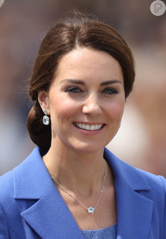 Kate Middleton investiu em joias Kiki McDonough: o colar de topázio azul com ouro branco está à venda por £1,166.67, aproximadamente R$ 4.796, e os brincos em ouro branco com topázio azul e diamantes custam £ 2,916.67, o equivalente a R$ 11.990.