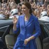 Kate Middleton apostou em clutch azul Jimmy Choo