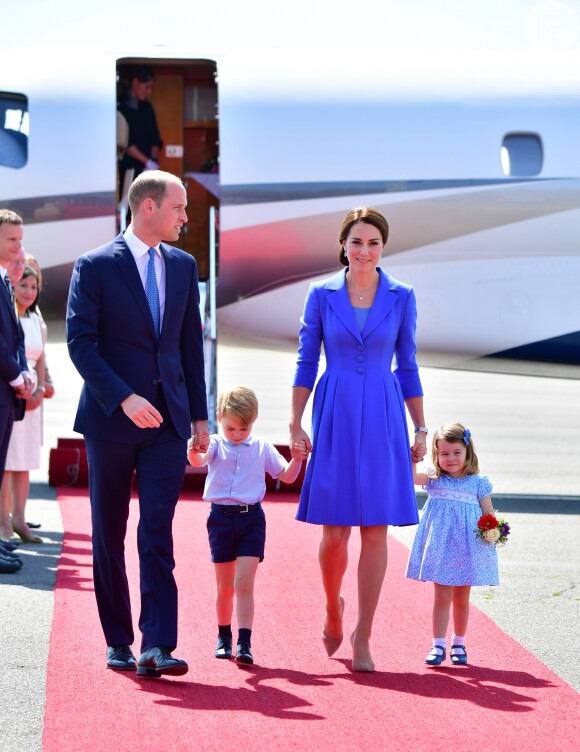 A Família Real britânica combinou looks azuis ao desembarcar em Berlim, na Alemanha, em 19 de julho de 2017