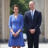Kate Middleton usou sobretudo azul da grife londrina Catherine Walker & Co. em Belim, na Alemanha, em 19 de julho de 2017