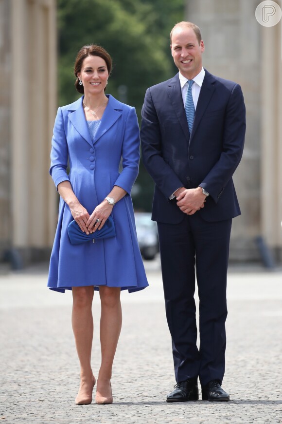 Kate Middleton usou sobretudo azul da grife londrina Catherine Walker & Co. em Belim, na Alemanha, em 19 de julho de 2017