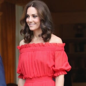 Kate Middleton escolheu vestido longo vermelho Alexander McQueen para a comemoração, ao ar livre, do aniversário da Rainha Elizabeth II, em 19 de julho de 2017