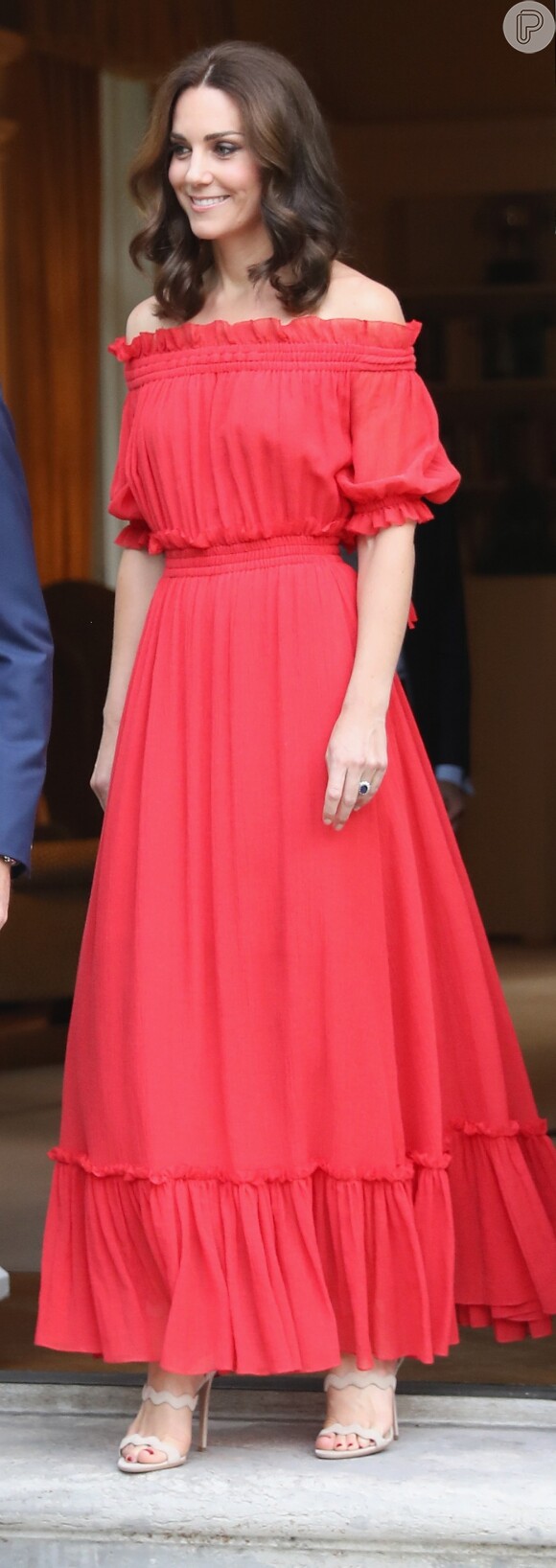 Kate Middleton escolheu vestido longo vermelho Alexander McQueen para a comemoração, ao ar livre, do aniversário da Rainha Elizabeth II, em 19 de julho de 2017