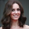 Kate Middleton usou brincos vermelhos da designer Simone Rocha