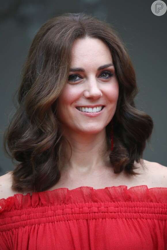 Kate Middleton usou brincos vermelhos da designer Simone Rocha