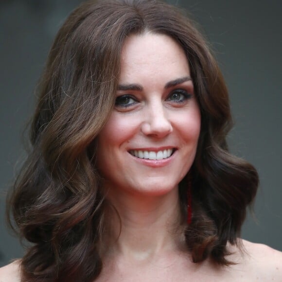 Kate Middleton usou brincos vermelhos da designer Simone Rocha