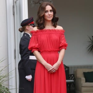 O recorte ciganinha do vestido Alexander McQueen usado por Kate Middleton deixou seus ombros à mostra