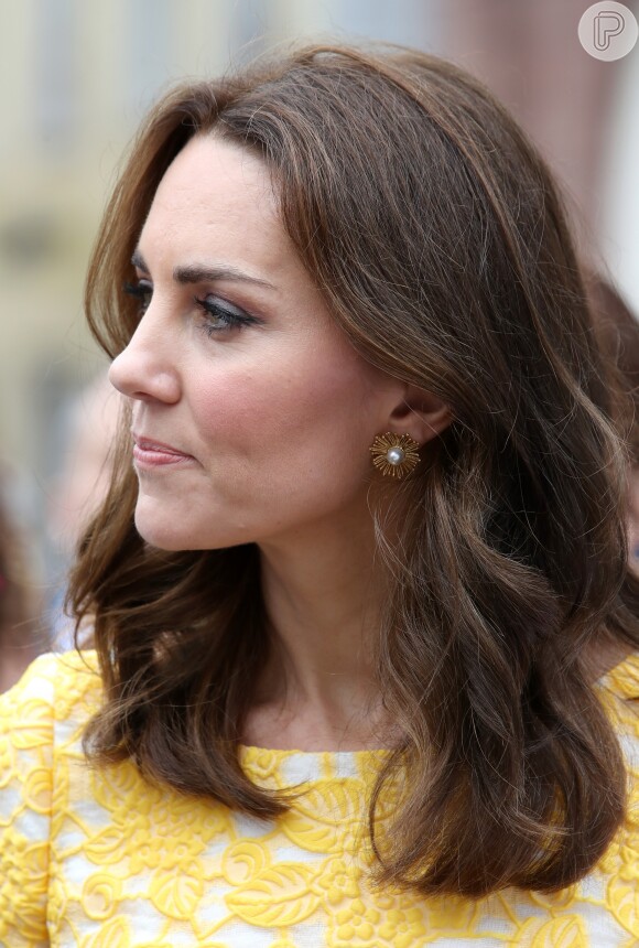 Kate Middleton apostou em brincos de ouro com pérola Oscar de la Renta