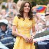 Kate Middleton usou a produção amarela com sapatos plataforma Monsoon e clutch Alexander McQueen 