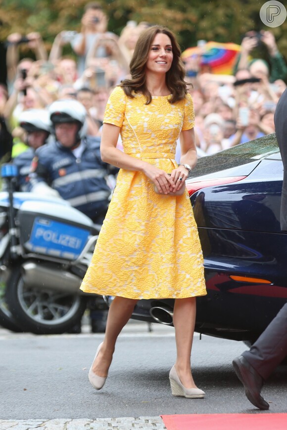 Kate Middleton usou a produção amarela com sapatos plataforma Monsoon e clutch Alexander McQueen 