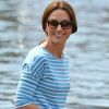 Para se proteger do sol, Kate Middleton apostou em modelo de óculos da Rayban