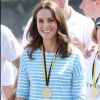 Para compor a produção básica, Kate Middleton apostou no confortou de tênis da marca Superga