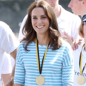 Para compor a produção básica, Kate Middleton apostou no confortou de tênis da marca Superga