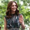 Kate Middleton investiu em look estampado com vestido assinado pelo designer alemão Markus Lupfer e sandálias Prada