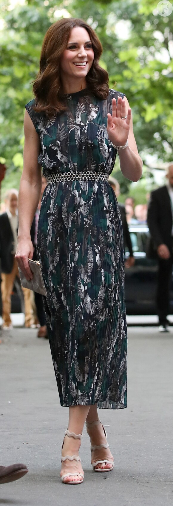Kate Middleton investiu em look estampado com vestido assinado pelo designer alemão Markus Lupfer e sandálias Prada