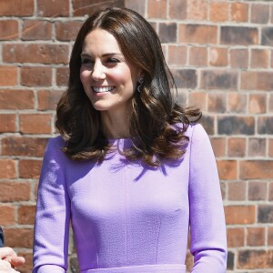 Nos pés, a Duquesa de Cambridge, Kate Middleton, voltou a usar scarpins de camurça rosa praliné assinado por Gianvito Rossi