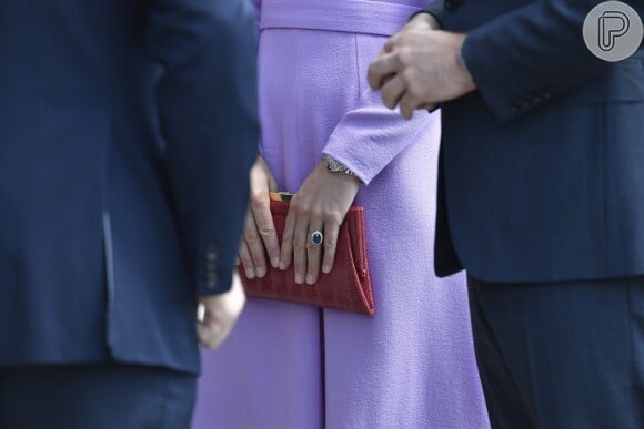 E, para finalizar, Kate Middleton levou nas mãos uma clutch da marca Anya Hindmarch