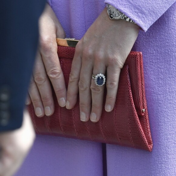 E, para finalizar, Kate Middleton levou nas mãos uma clutch da marca Anya Hindmarch