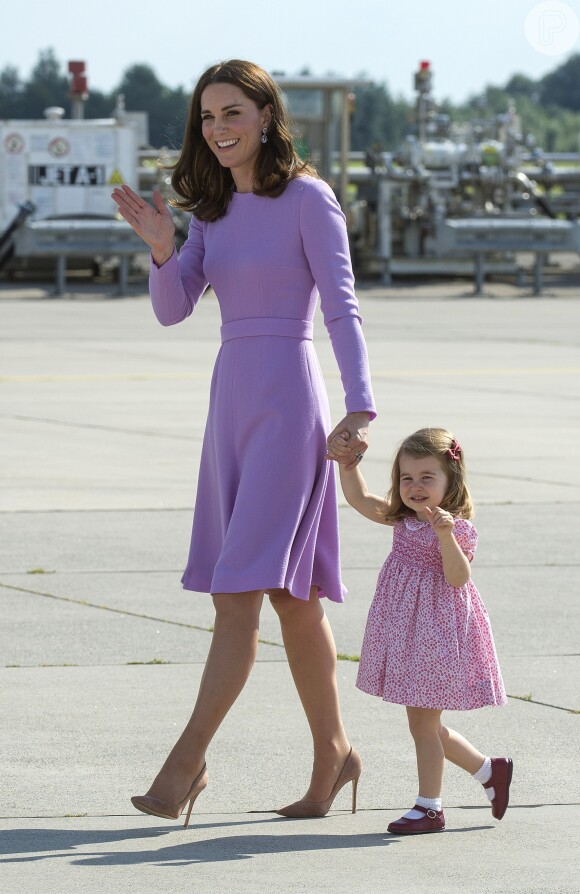 Para se despedir da Alemanha, Kate Middleton escolheu vestido lilás Emilia Wickstead

 