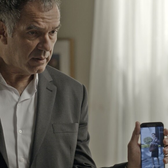 Eurico (Humberto Martins) questiona por que recebeu a foto, e Silvana (Lília Cabral) diz que foi um engano do (suposto) produtor da campanha contra jogos, na novela 'A Força do Querer'