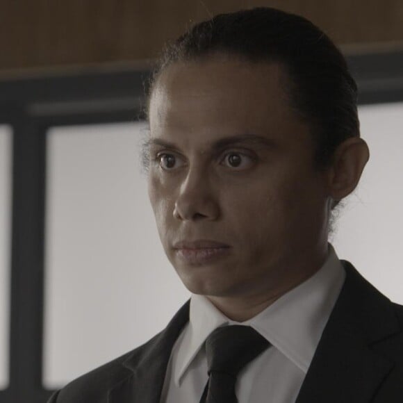 Nonato (Silvero Pereira) aproveita o ataque de fúria de Eurico (Humberto Martins), encaminha a foto de Silvana (Lilia Cabral) para seu celular e corre para casa, para avisar a patroa do acontecido, na novela 'A Força do Querer'