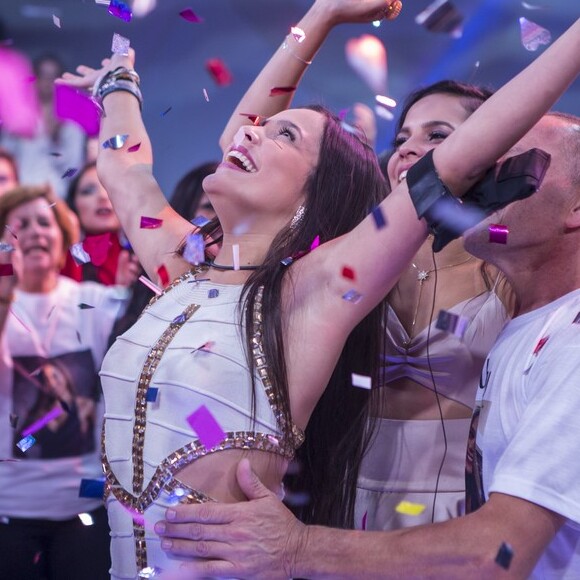 'Quero agradecer todos meus amigos, minha família (e isso inclui meus fãs) por vocês fazerem dessa vida a mais incrível que eu poderia sonhar', disse a Emilly Araújo, do 'BBB17'