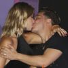 Wesley Safadão troca beijos com a mulher, Thyane Dantas, em festival de música em Fortaleza