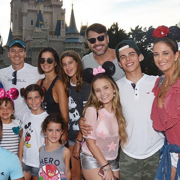 Larissa Manoela, o namorado, Thomaz Costa, Ticiane Pinheiro, a filha, Rafaella Justus, e af amilia de Rodrigo Faro se encontraram em parque da Disney: 'Turma'