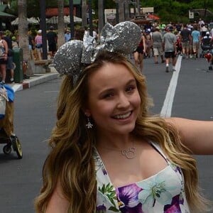 Larissa Manoela está de férias na Disney