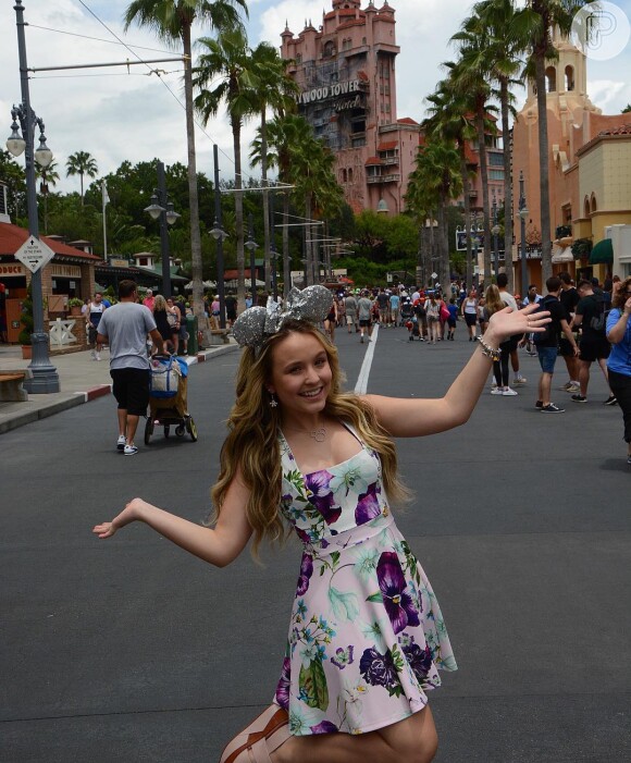 Larissa Manoela está de férias na Disney