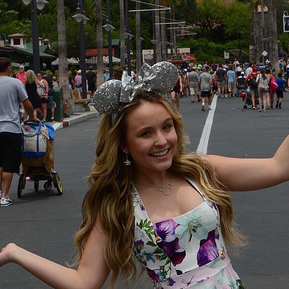 Larissa Manoela está de férias na Disney