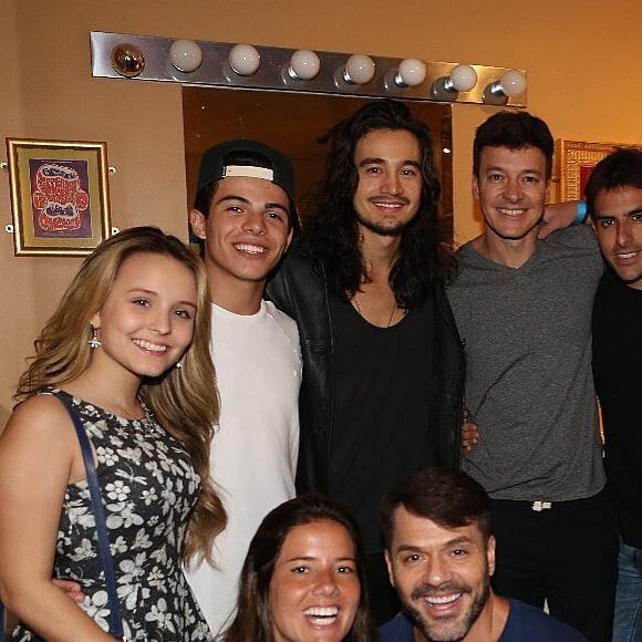 Tiago Iorc também foi tietado por Thomaz Costa, namorado de Larissa Manoela, e Rodrigo Faro