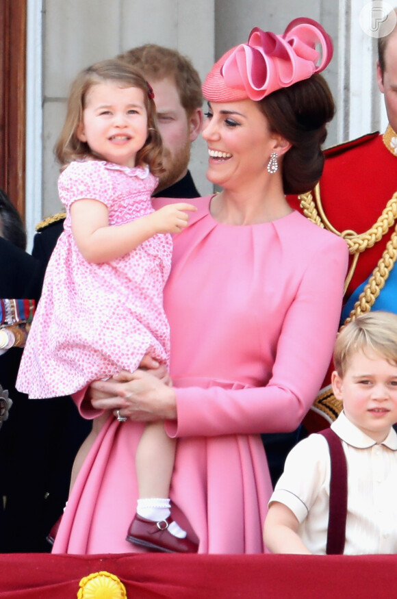 Princesa Charlotte repetiu as mesmas peças investidas no aniversário de 91 anos da Rainha Elizabeth II, no dia 17 de junho de 2017